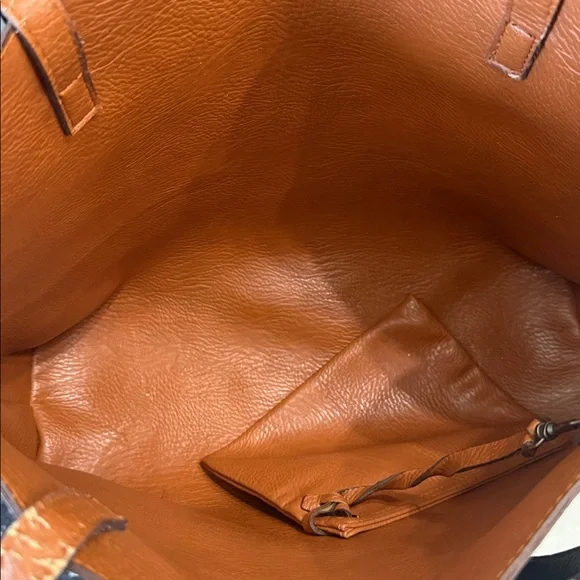 Elegant Black Vegan Leather tote strong magnetic closure - Picture 5 of 14